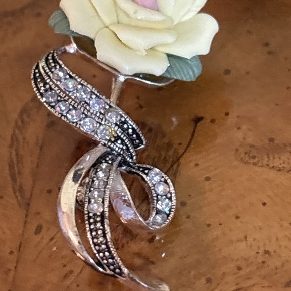 Vintage AVON Porcelain Sweet Yellow Rose Silver Tone & Rhinestone Brooch Pin - Picture 3 of 6